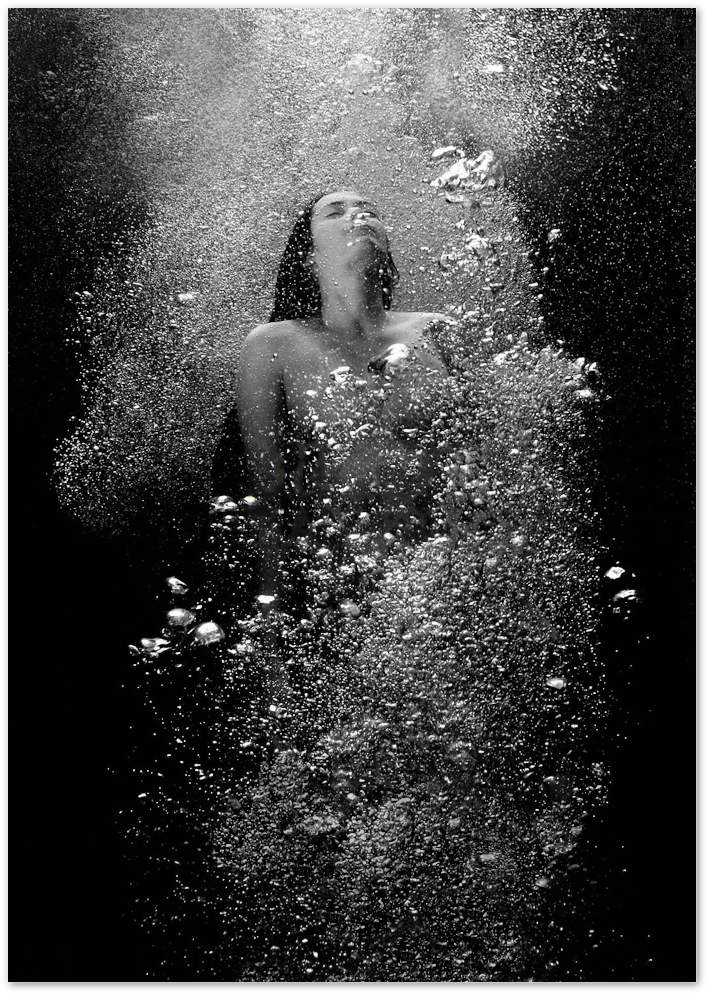 Posterux© | Submerged Beauty – Underwater Black & White Poster